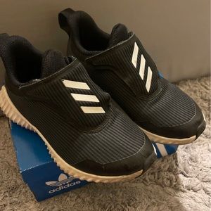 Nike Boys Size 1 Velcro stripe sneakers